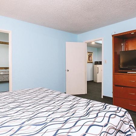 Sky-Palace Inn & Suites Wichita East 外观 照片