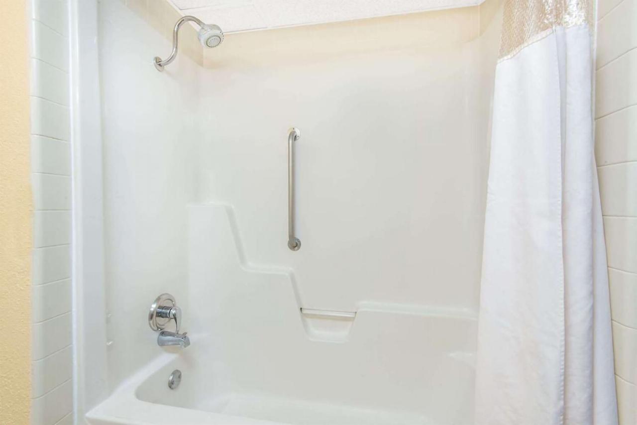 Sky-Palace Inn & Suites Wichita East 外观 照片