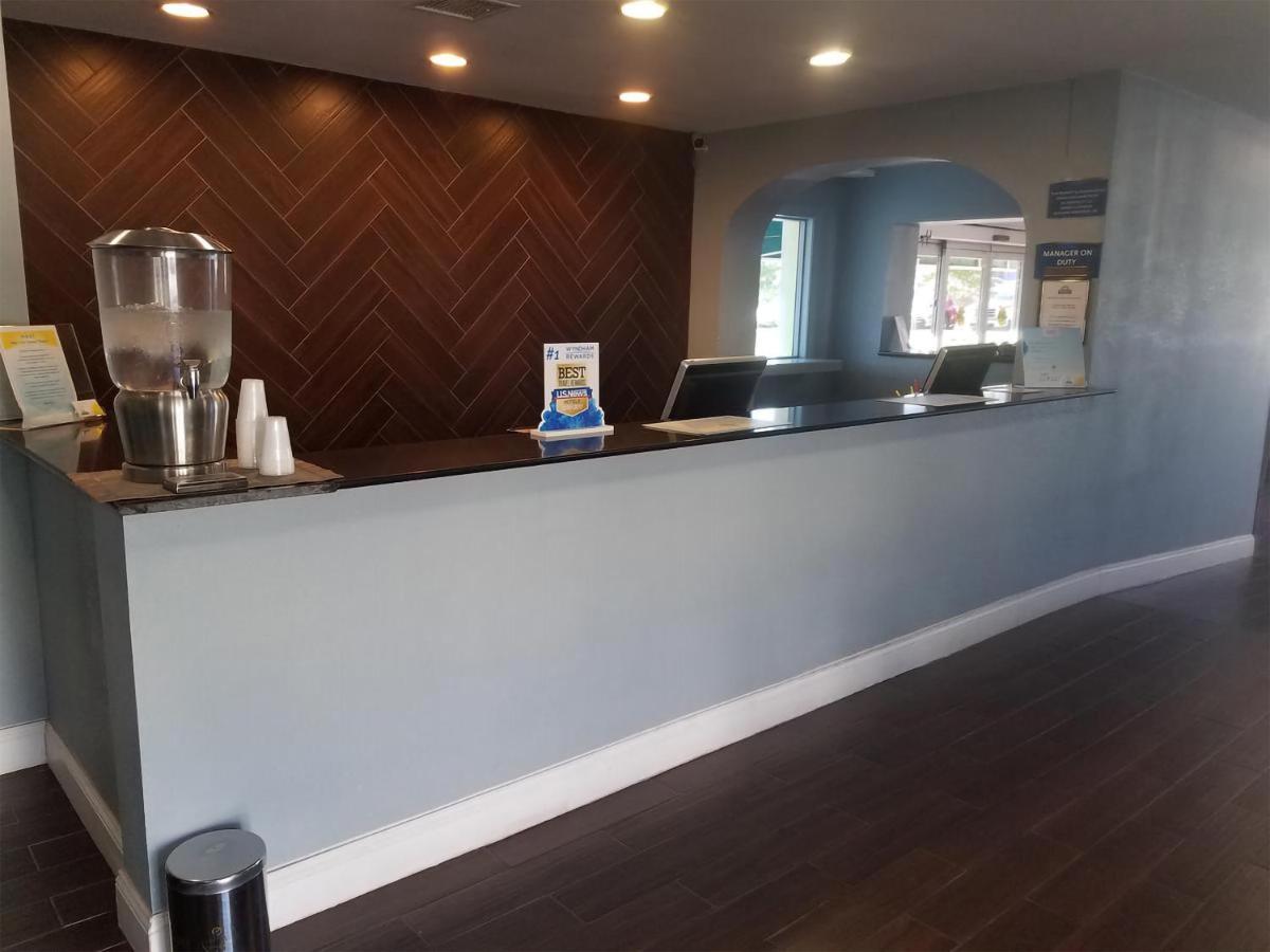 Sky-Palace Inn & Suites Wichita East 外观 照片