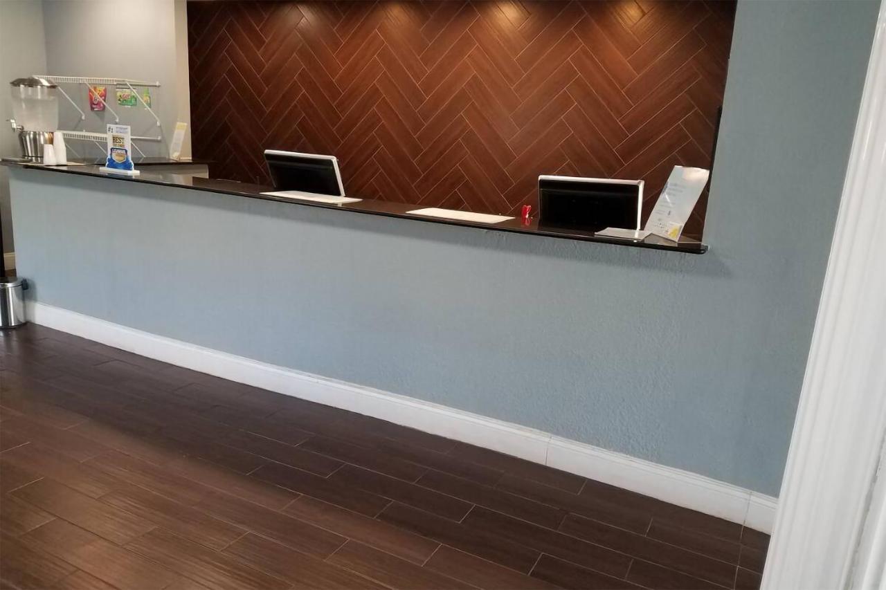 Sky-Palace Inn & Suites Wichita East 外观 照片