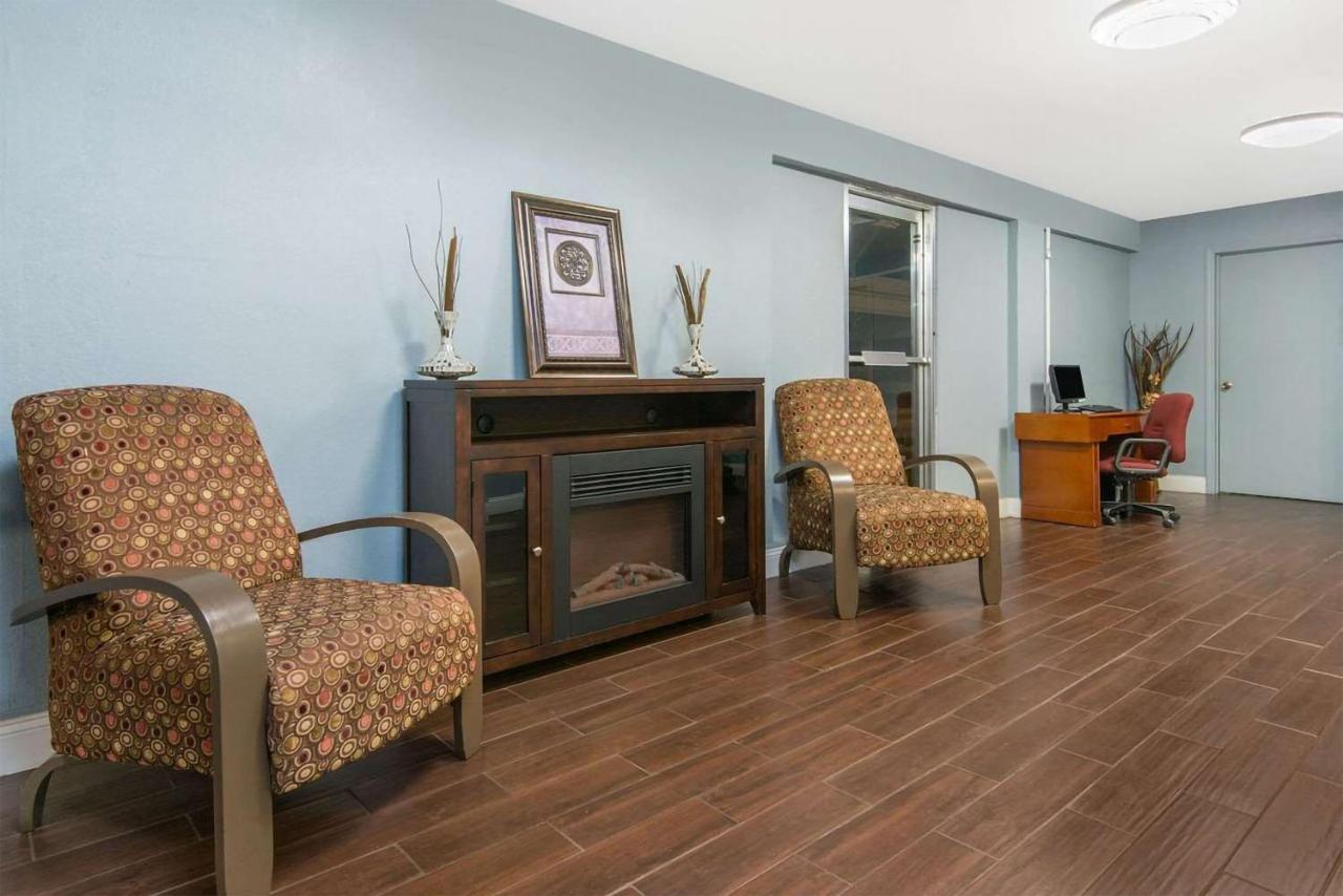Sky-Palace Inn & Suites Wichita East 外观 照片