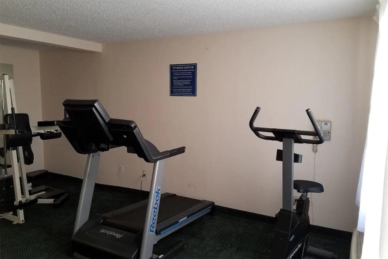Sky-Palace Inn & Suites Wichita East 外观 照片