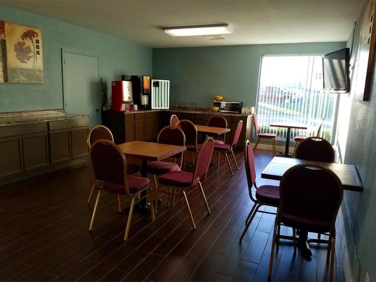 Sky-Palace Inn & Suites Wichita East 外观 照片