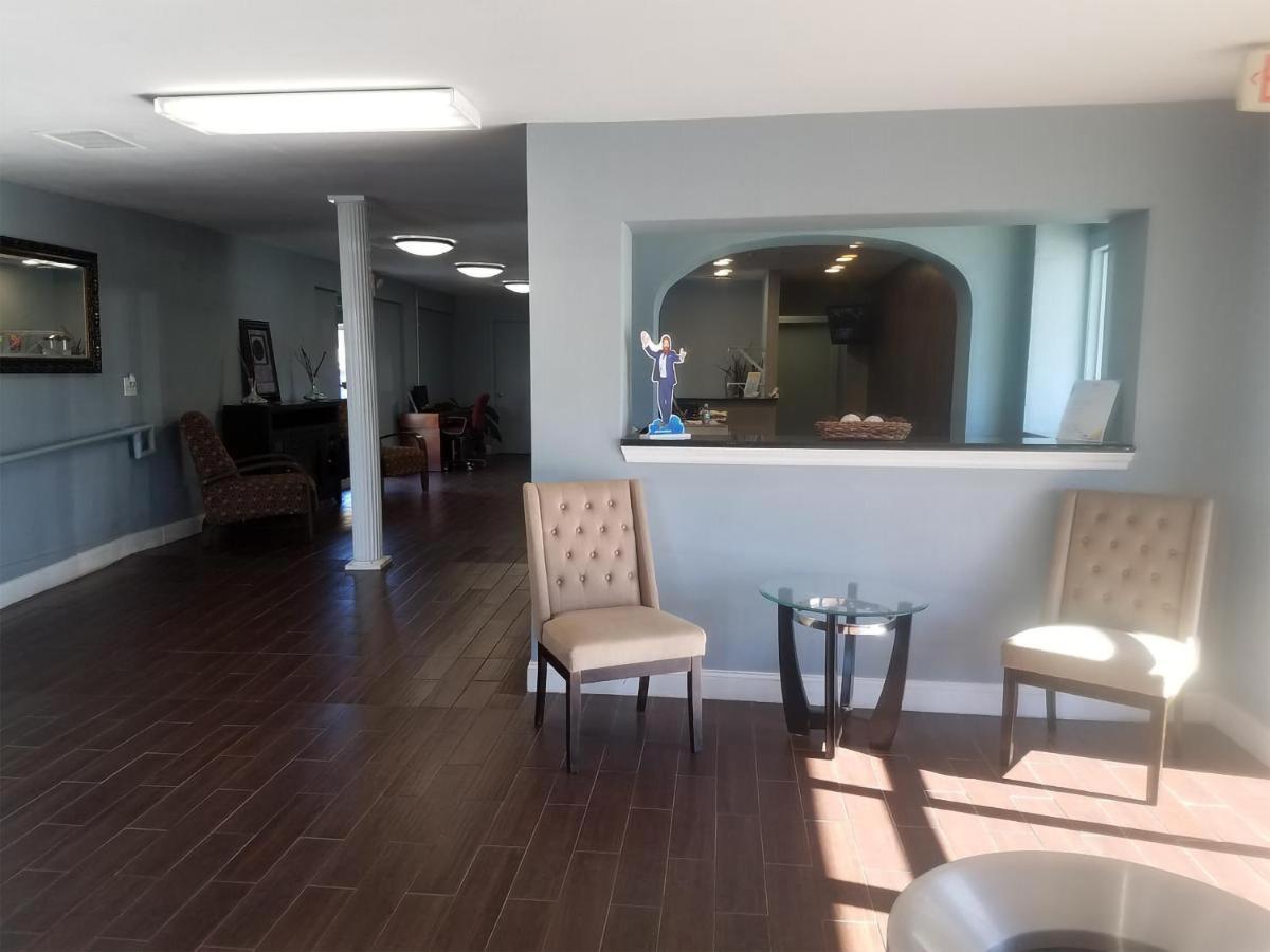 Sky-Palace Inn & Suites Wichita East 外观 照片