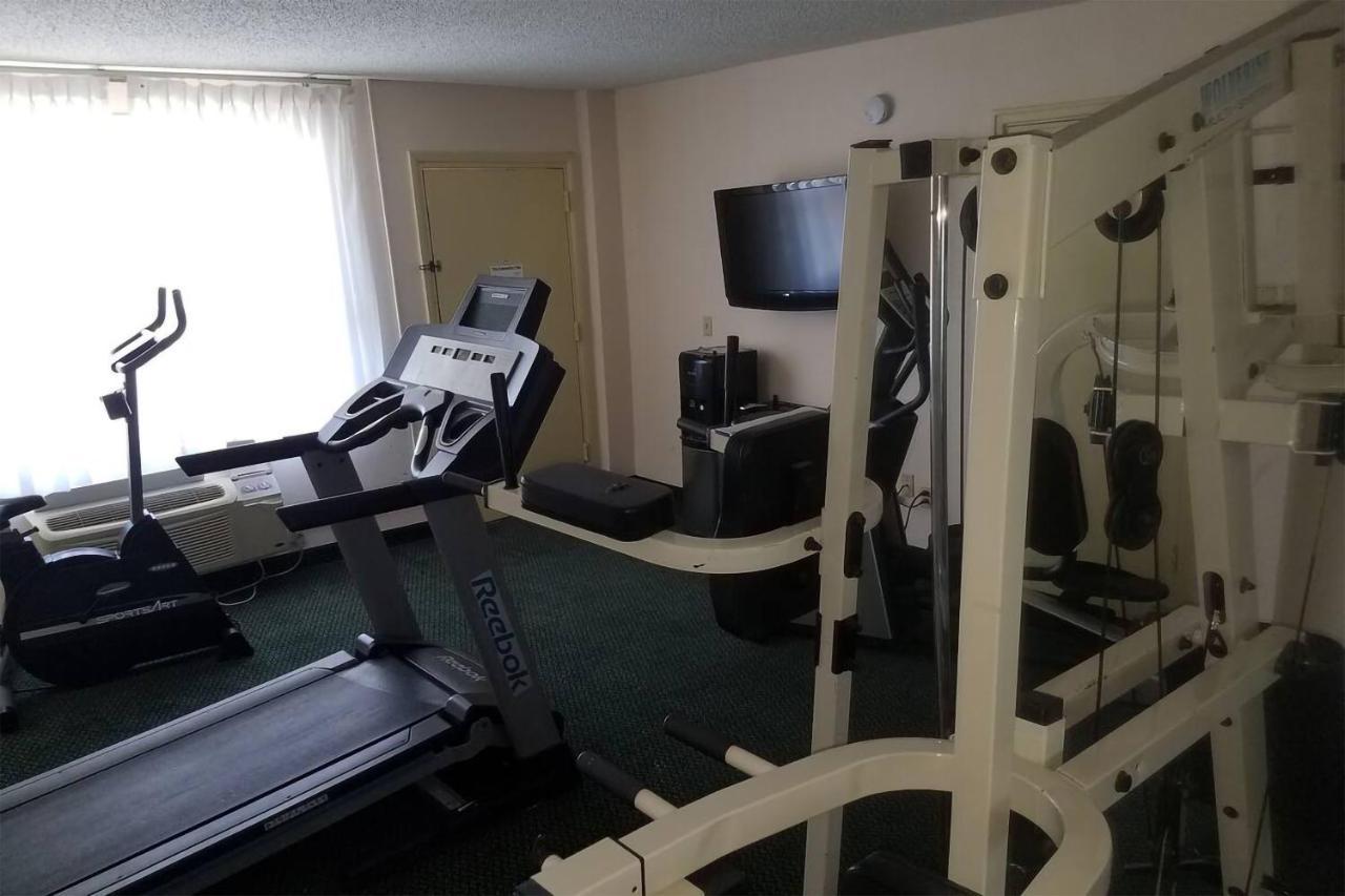Sky-Palace Inn & Suites Wichita East 外观 照片