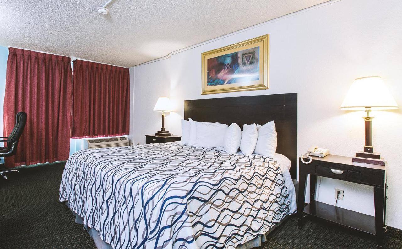 Sky-Palace Inn & Suites Wichita East 外观 照片