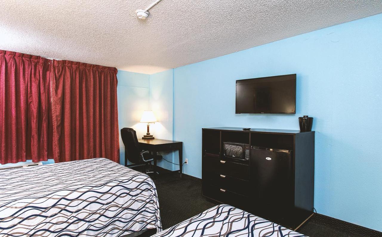 Sky-Palace Inn & Suites Wichita East 外观 照片