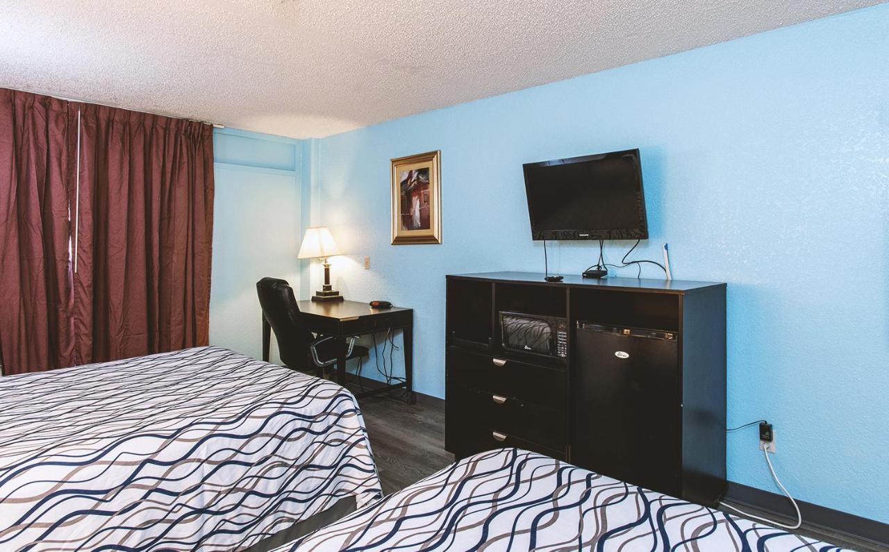 Sky-Palace Inn & Suites Wichita East 外观 照片