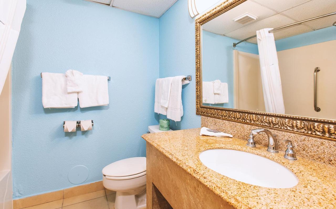 Sky-Palace Inn & Suites Wichita East 外观 照片