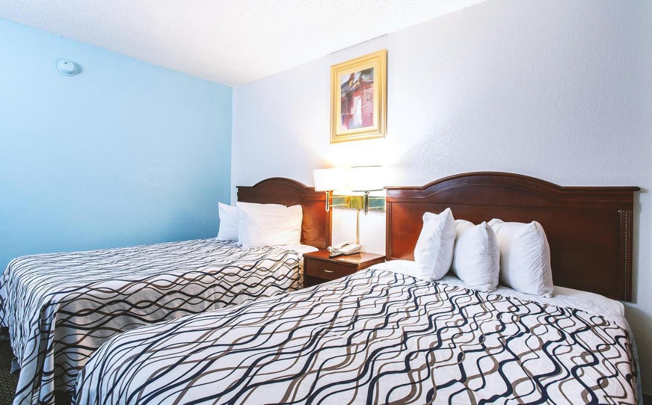 Sky-Palace Inn & Suites Wichita East 外观 照片