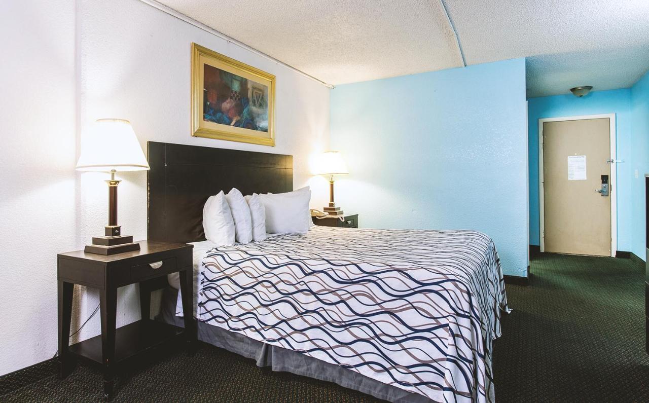 Sky-Palace Inn & Suites Wichita East 外观 照片
