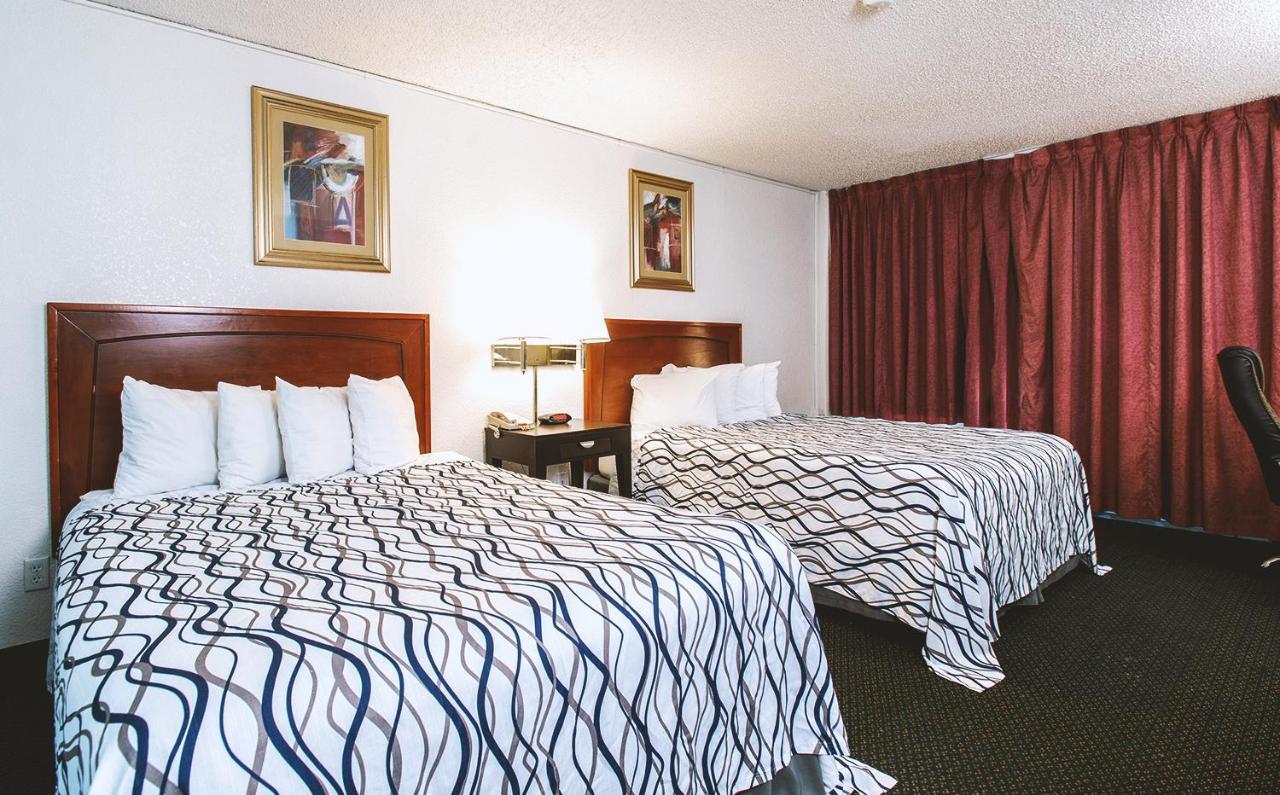 Sky-Palace Inn & Suites Wichita East 外观 照片