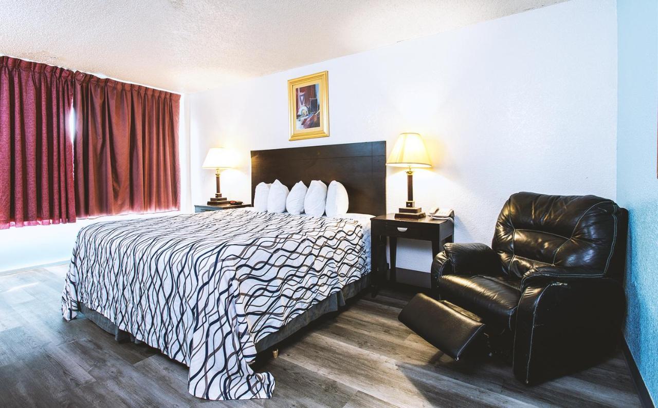 Sky-Palace Inn & Suites Wichita East 外观 照片