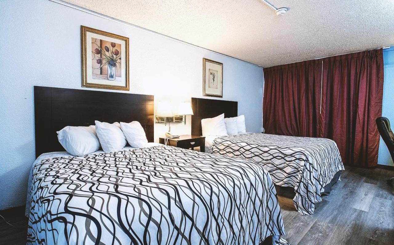 Sky-Palace Inn & Suites Wichita East 外观 照片