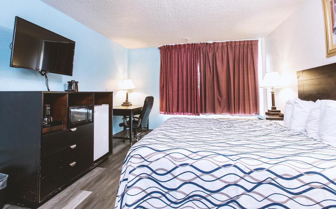 Sky-Palace Inn & Suites Wichita East 外观 照片